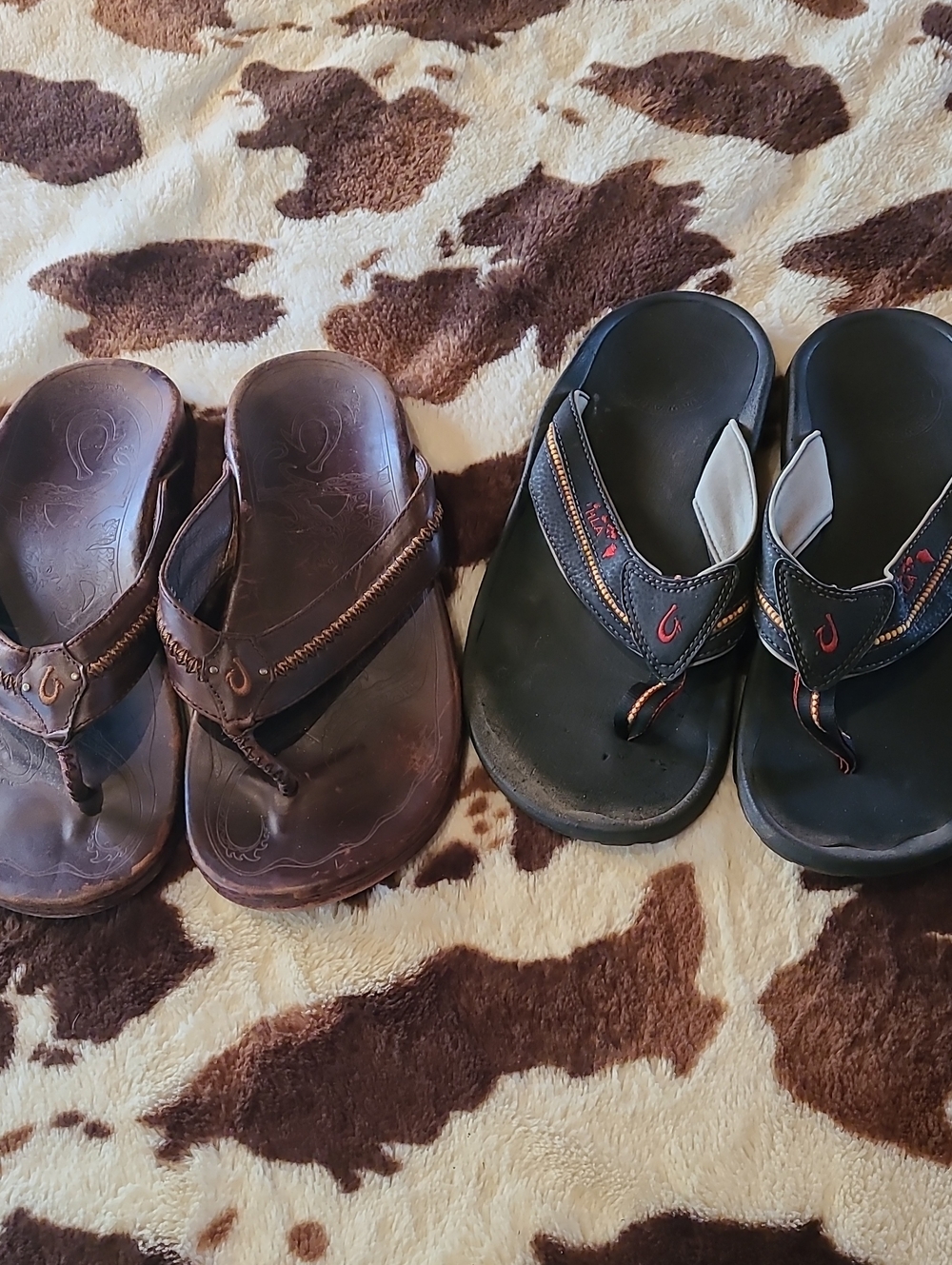 OluKai Men's Brown and Black Leather Flip Flops
